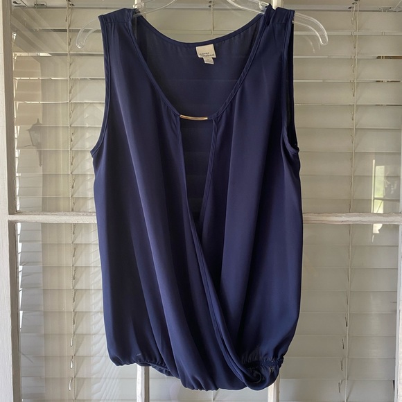 Blue sleeveless top with gold piece in front - Picture 1 of 5
